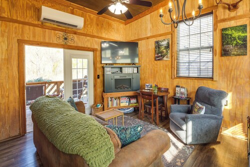 Private Hot Tub, Deck & Mtn Views! Hickman Retreat