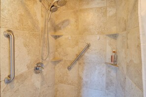 Een haardroger, handdoeken