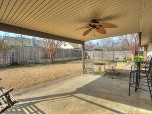 A covered patio with a ceiling fan, outdoor furniture, and a view of the backyard. - Spacious Four Bedroom House in South Tulsa w/ Backyard - Close to everything! (Tulsa)