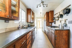 Kühlschrank, Mikrowelle, Herdplatte, Geschirrspüler
