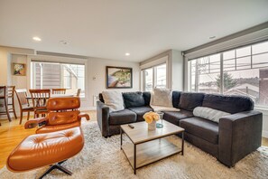 TV, fireplace - 4 Mi to Lumen Field! Centrally Located Townhome (Seattle)