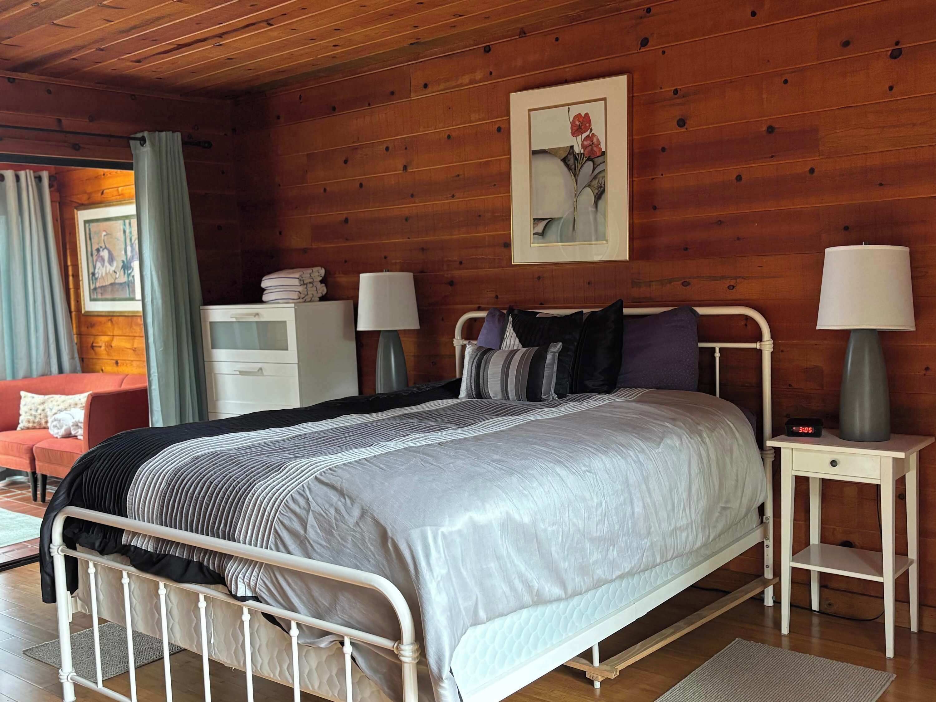 2 室のベッドルーム、デスク、アイロン / アイロン台、旅行用ベビーベッド