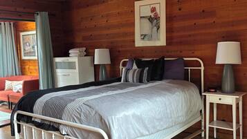 2 bedrooms, desk, iron/ironing board, travel crib