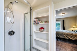 1 chambre, bureau, fer et planche à repasser, accès Internet