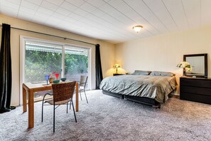 1 slaapkamer, een bureau, een strijkplank/strijkijzer, internet