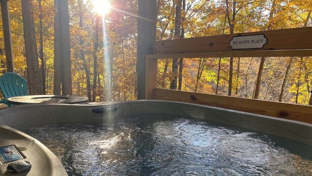 Ein Whirlpool mit einer Holzterrasse und einem Schild mit der Aufschrift 'MY HAPPY PLACE'.
