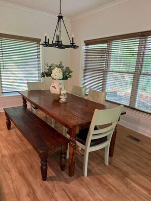 Dining - Luxury Cabin Near Asheville Creekside Hot Tub 3 King Suites Blue Ridge Mountains (Bakersville)