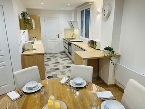 Dining - Le Colombier du Val - Cosy house 3 bedrooms | Enclosed garden - BBQ - Chickens - LPO - Wifi (Roëzé-sur-Sarthe)
