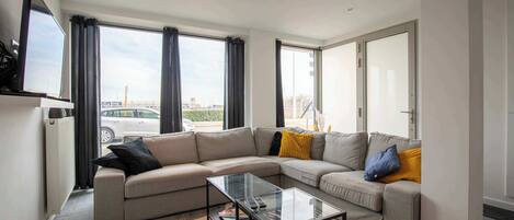 Una televisión, una oficina