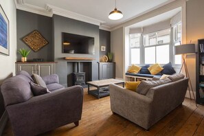 Unclassified image, 2 of 41, button - Garnet House | Saltburn | 3 Kings | Sleeps 8 (Saltburn-by-the-Sea)