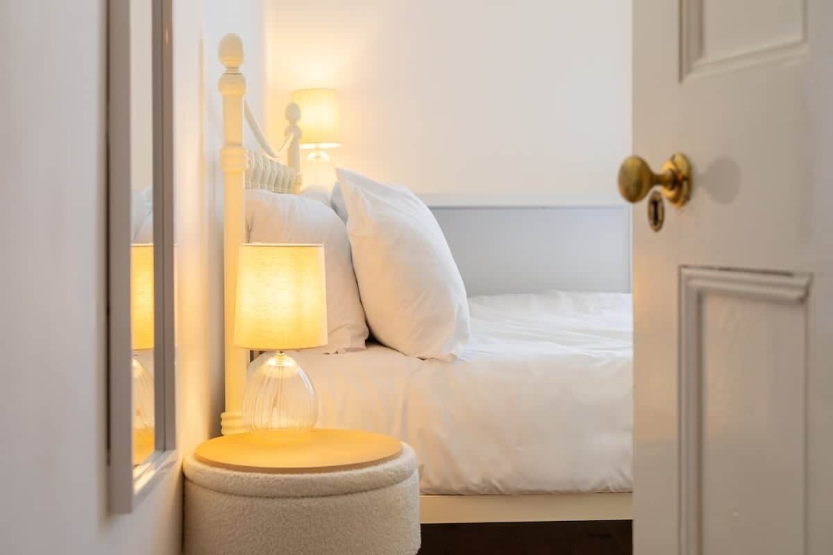 4 bedrooms, iron/ironing board, WiFi, bed sheets