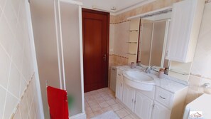Shower, hair dryer, bidet, towels - Montegrappa House - between Etna and the Sea with private parking (Zafferana Etnea)