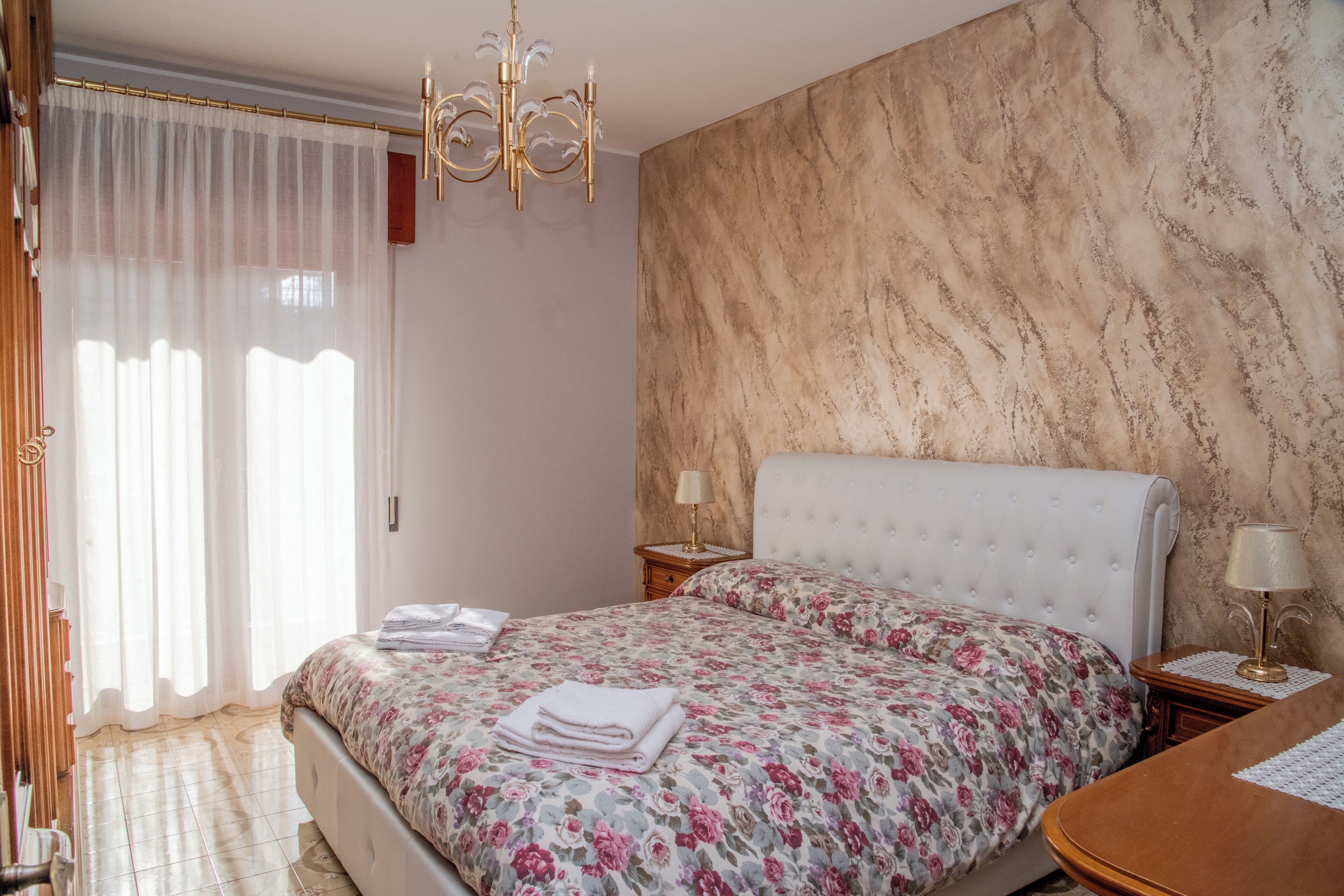 2 عدّة غرف نوم ومكواة/لوح كي وواي فاي وملاءات أسرّة