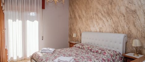 2 عدّة غرف نوم ومكواة/لوح كي وواي فاي وملاءات أسرّة