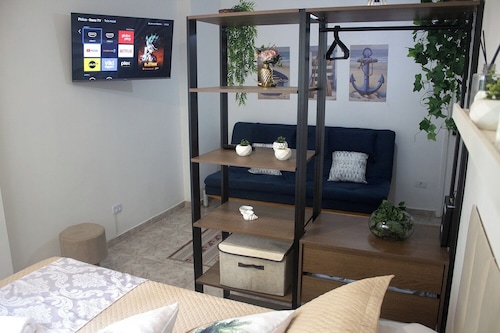 Beachfront studio apartment on Aparecida beach, Santos, with fast Wi-Fi.
