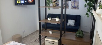 Beachfront studio apartment on Aparecida beach, Santos, with fast Wi-Fi.