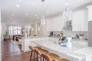 Fridge, microwave, oven, stovetop - New, Luxury 3B+Rooftop & Garage - 5 min to UC Hospital, Downtown (Cincinnati)