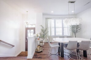 Dining - New, Luxury 3B+Rooftop & Garage - 5 min to UC Hospital, Downtown (Cincinnati)