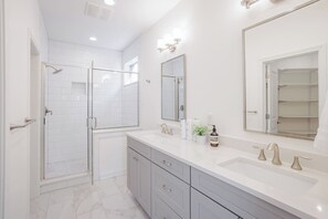 Shower, hair dryer, towels, soap - New, Luxury 3B+Rooftop & Garage - 5 min to UC Hospital, Downtown (Cincinnati)