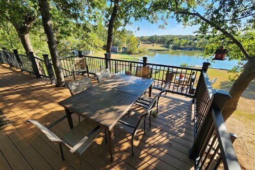 Moonlight Bay Cabin with Private Lake Access in Arbuckle Area. Pet friendly.
