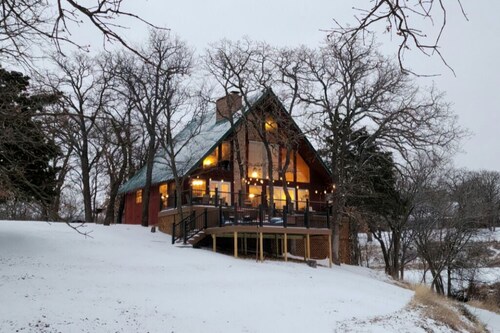 Moonlight Bay Cabin with Private Lake Access in Arbuckle Area. Pet friendly.