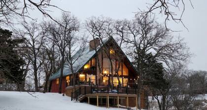 Moonlight Bay Cabin with Private Lake Access in Arbuckle Area. Pet friendly.