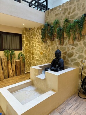 Unclassified image, 5 of 25, button