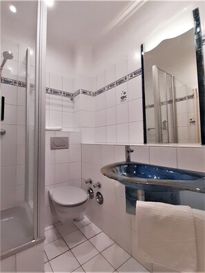 Shower, hair dryer, towels, soap - Strandvilla Hubertus - H1 - Marc Chagall (Ostseebad Boltenhagen)