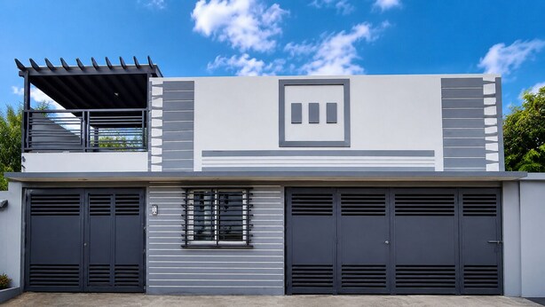 Een modern, twee verdiepingen hoog gebouw met garage, balkon en raam met horizontale zonwering.