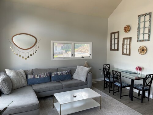 Cheerful lakefront cottage with outdoor fire pit right on Lake Dalecarlia