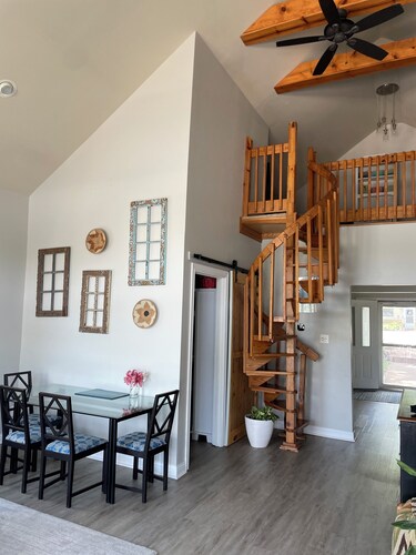 Cheerful lakefront cottage with outdoor fire pit right on Lake Dalecarlia