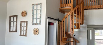 Cheerful lakefront cottage with outdoor fire pit right on Lake Dalecarlia