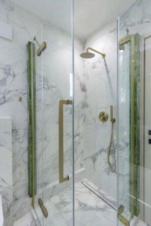 Shower, hair dryer, towels, soap - Plaza Luxury Suite | 2’ from Metro | 5’ from Piraeus (Koridallos)