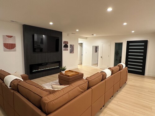 Modern 4-Bedroom Retreat in Thousand Oaks