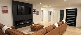 Modern 4-Bedroom Retreat in Thousand Oaks
