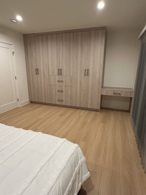 4 makuuhuonetta, työpöytä, ilmainen Wi-Fi, vuodevaatteet