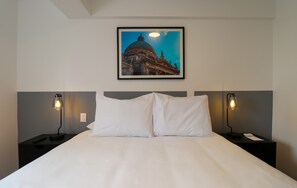 2 bedrooms, iron/ironing board, WiFi, bed sheets - w* | Chic & Inviting 2BR w/ Balcony in Miraflores (Miraflores)
