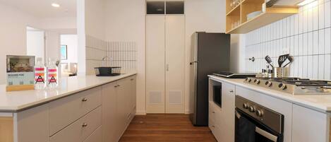 Réfrigérateur, four à micro-ondes, un four, surface de cuisson