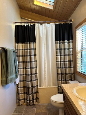 Hair dryer, towels, soap, shampoo - Green Mountain Getaway (Munds Park)