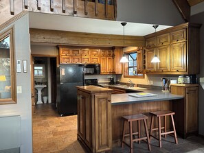 Fridge, microwave, oven, stovetop - Green Mountain Getaway (Munds Park)