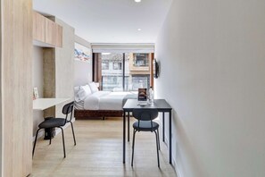 1 chambre, bureau, fer et planche à repasser, Wi-Fi