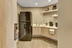 Fridge, microwave, stovetop, coffee/tea maker - w* | Deluxe Loft w/ Balcony in Usaquen (Bogotá, D.C.)