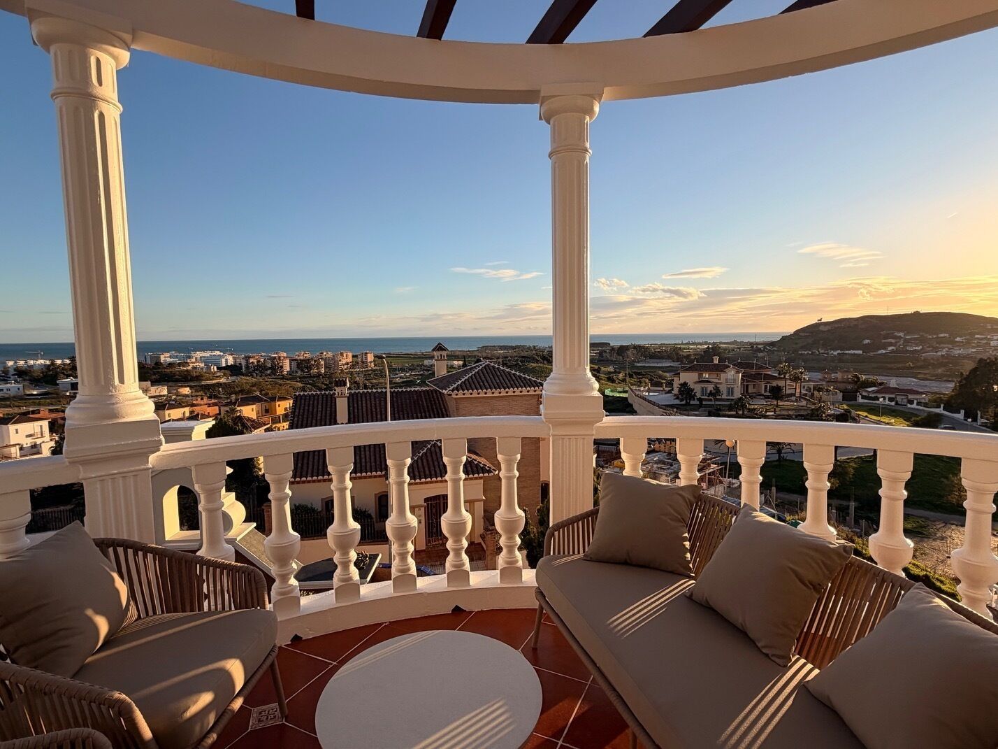 Suite de lujo, balcón, vistas al mar | Jardines del alojamiento