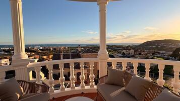 Suite de lujo, balcón, vistas al mar | Jardines del alojamiento