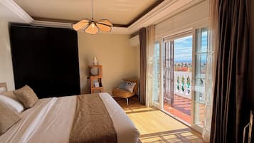 Suite Junior, balkon, pemandangan laut | Tirai kedap cahaya, setrika/meja setrika, dan Wi-Fi gratis