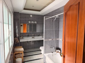 Suite junior, balcón, vista al mar | Baño