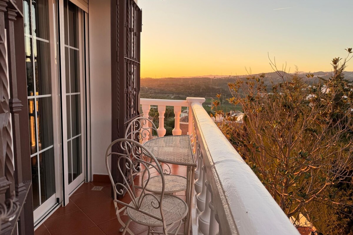 Chambre Confort double, balcon, vue sur la montagne | Rideaux d’obscurcissement, fer et planche à repasser