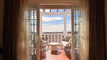 Suite de lujo, balcón, vistas al mar | Interior