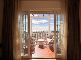 Suite de lujo, balcón, vistas al mar | Interior