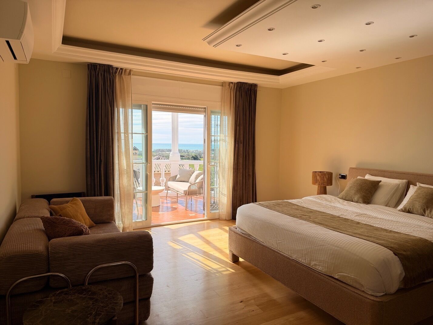 Luksussuite, balkong, sjøutsikt | Blendingsgardiner, strykejern/-brett og wi-fi (inkludert)